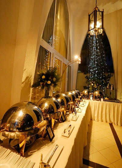 Phòng khách rộng lớn có thể biến thành một sảnh phục vụ buffe tiệc đứng trong những buổi tiệc hoa hậu đền Hùng Giáng My tổ chức tại nhà.