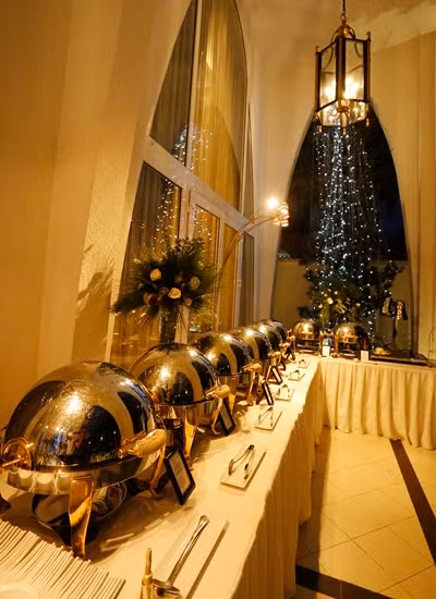 Phòng khách rộng lớn có thể biến thành một sảnh phục vụ buffe tiệc đứng trong những buổi tiệc hoa hậu đền Hùng Giáng My tổ chức tại nhà.