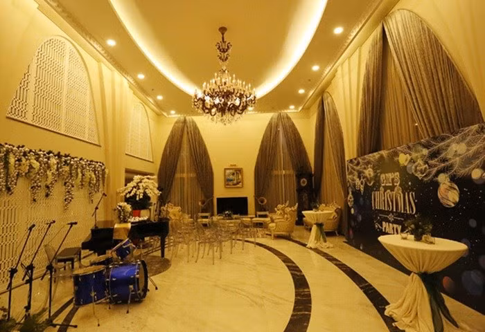 Căn biệt thự được trang trí lộng lẫy theo phong cách châu Âu, phòng khách có sức chứa lên tới 200 khách để Giáng My có thể mời bạn bè tới chơi.