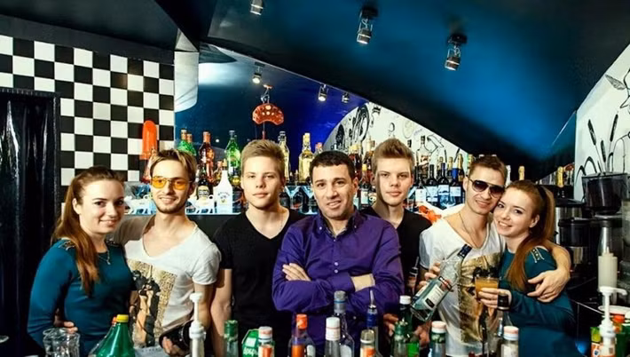 Nhà hàng Twin Stars Diner: Nằm trong một lô cốt tránh bom thời Xô Viết, nhà hàng này được lấy cảm hứng từ bộ phim Kingdom of Crooked Mirrors (tạm dịch: “Vương quốc gương ma”) năm 1964. Toàn bộ nhân viên cửa hàng, từ phục vụ tới pha chế đều là các cặp sinh đôi. Quán đem lại cho thực khách cảm giác siêu thực, như lạc vào một thế giới khác. Ảnh: Fobzy.