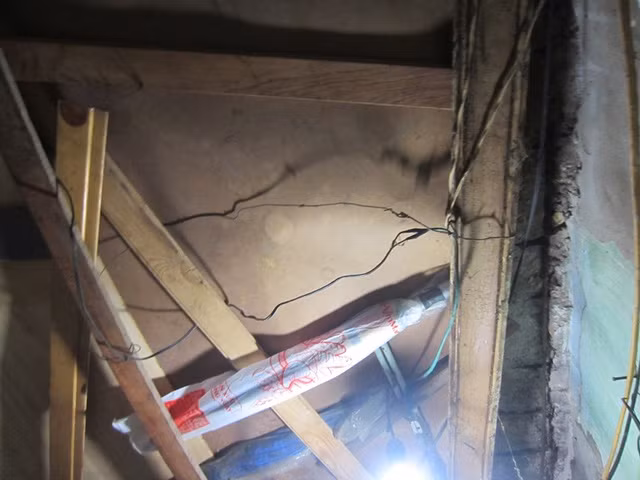 Không đủ nơi sinh hoạt nên người dân đã cơi nới, xây thêm gác xép. Cộng với đó, vì công trình xuống cấp, lo lắng cho tính mạng, người dân đã tiến hành sửa chữa mái hiên bên ngoài nhưng từng mảng khối vữa vẫn bong tróc, trông rất đáng sợ. Ảnh: Gia đình &amp; Xã hội.