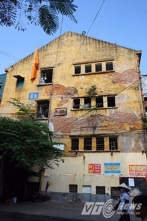  17. Khu tập thể C5 Quỳnh Mai Được xây dựng từ những năm 60 của thế kỷ trước, khu tập thể C5 Quỳnh Mai phường Quỳnh Mai, quận Hai Bà Trưng, Hà Nội đã và đang xuống cấp nghiêm trọng ảnh hưởng không nhỏ tới cuộc sống người dân. Ảnh: VTC News.