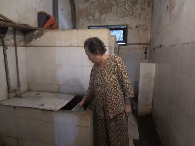  7. Khu tập thể thuốc lá Thăng Long Được xây dựng từ năm 1958, qua quá trình sử dụng, dãy nhà A, C, D của khu tập thể thuốc lá Thăng Long đã xuống cấp nghiêm trọng. Không gian ẩm thấp, tối tăm, kèm theo mùi hôi nồng nặc là những gì mà các hộ dân nơi đây thường xuyên phải chịu đựng. Ảnh: Gia đình &amp; Xã hội.