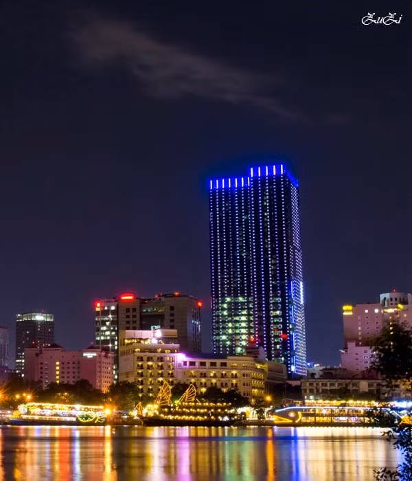  2. SaiGon Times Square Sánh ngang với tòa cao ốc Bitexco về đêm là SaiGon Times Square ( Tòa nhà Quảng Trường thời đại) với chiều cao 165m gồm hai tòa tháp đôi cách nhau 21.25m. Tòa cao ốc SaiGon Times Square về đêm nổi bật những dãy đèn màu xanh đỏ tím vàng liên tục thay đổi theo chiều cao của tòa tháp, hòa cùng với sự tất bật, nô nức không nghỉ của dòng người trên phố đi bộ, tạo nên khung cảnh nhộn nhịp về đêm của Sài Thành. Ảnh:skyscrapercity.