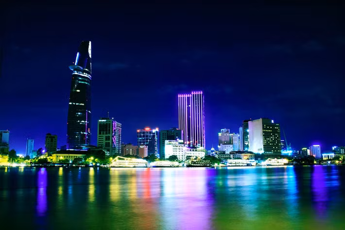  1. Tháp Tài chính Bitexco Nói đến sự lộng lẫy, tráng lệ, biểu tượng về đêm rõ nét nhất cho Sài thành hoa lệ phải kể đến tòa nhà cao ốc Bitexco Financial Tower hay còn gọi là Tháp Tài chính Bitexco. Ảnh: Xomnhiepanh.