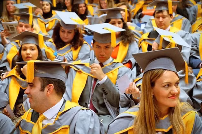 Mới đây, anh cũng đã tốt nghiệp cao học Đại học London về Nghiên cứu Phương Đông và Châu Phi (SOAS).