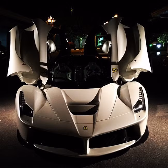 Một trong 499 chiếc Ferrari LaFerrari màu trắng nức tiếng với mức giá lên tới 1,4 triệu USD của hoàng tử Mateen.