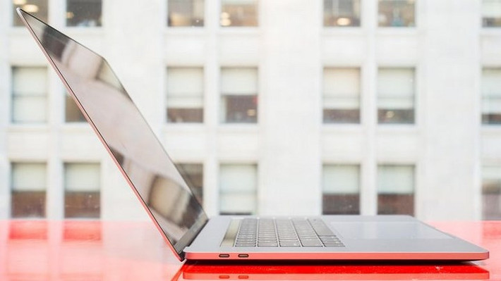 Apple MacBook Pro 15 inch Touch Bar (bản 2017) có những tính năng khiến người dùng, nhất là người sáng tạo, mê mẩn như các tùy chọn chip đồ họa mới từ Intel HD530/630, AMD Radeon Pro 450/455, AMD Radeon Pro 555/560, cùng với touchpad cảm ứng hiệu quả và tuổi thọ pin cao.