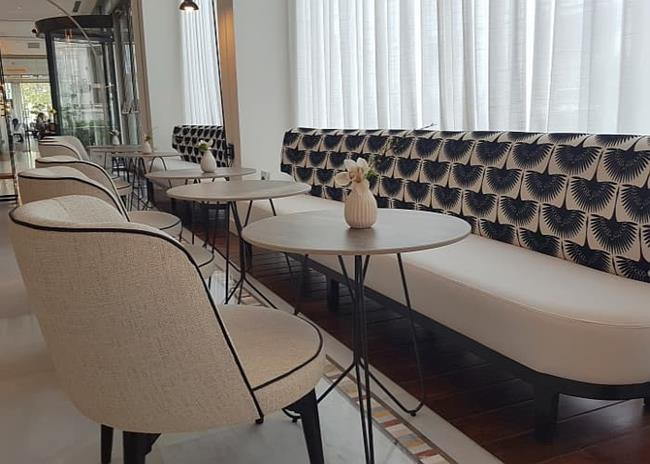 Những lọ hoa tươi trở thành điểm nhấn tuyệt vời trong không gian khách sạn.