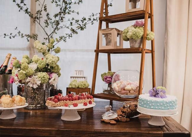 Một bàn bánh ngọt phục vụ du khách uống trà chiều.