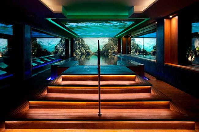 Ngoài bể bơi trên sân thượng, khách sạn còn có một bể bơi lung linh không kém ngay trong nhà.