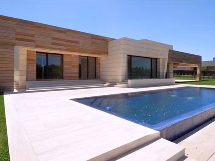 Ronaldo đang sống trong một căn villa tại khu dân cư cao cấp ở Madrid (Tây Ban Nha), được thiết kế bởi kiến trúc sư nổi tiếng Joaquin Torres.