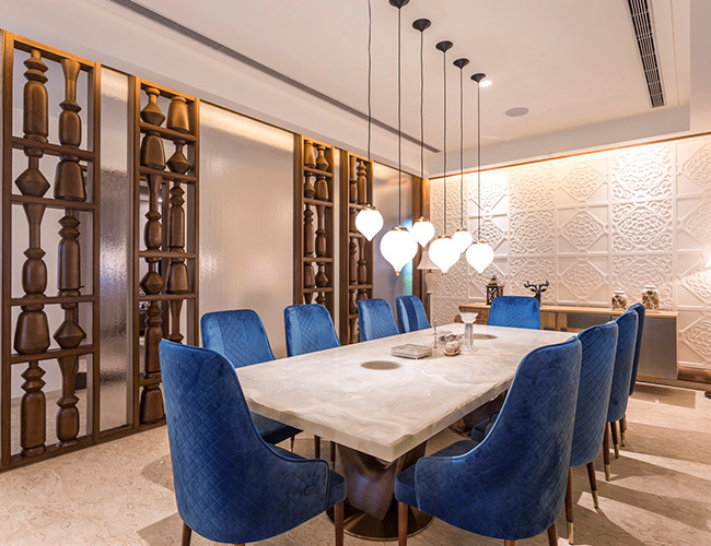 Thiết kế truyền thống Ấn Độ thường hướng đến sự sang trọng và các đồ nội thất trang trí bằng lụa nhiều màu sắc.