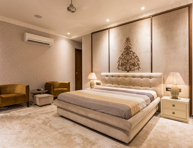 Các tác phẩm nghệ thuật độc đáo trên tường kết hợp đồ nội thất tối giản tạo ra một bầu không khí cân bằng và hài hòa.