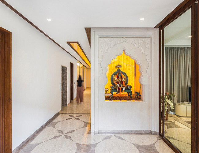 Lối vào tiền sảnh chính đặt một bức tượng khắc Ganesha, vị thần Hindu bảo vệ thế giới với sự thịnh vượng, trật tự, và hòa bình theo quan niệm của người Ấn Độ.