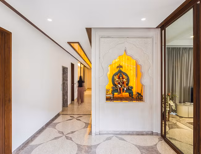 Lối vào tiền sảnh chính đặt một bức tượng khắc Ganesha, vị thần Hindu bảo vệ thế giới với sự thịnh vượng, trật tự, và hòa bình theo quan niệm của người Ấn Độ.