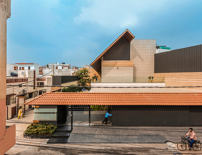 Tương phản với hình thái kiến trúc xung quanh, ngôi nhà với những hình khối độc đáo là kết quả của ý tưởng táo bạo.