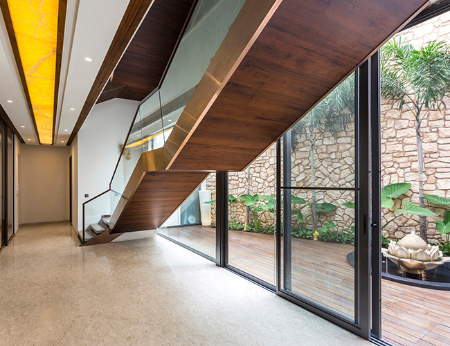 Không gian vui chơi bên ngoài được lát gỗ và trang trí với những góc cây xanh làm điểm nhấn.