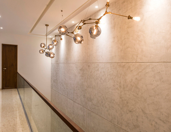 Lan can cầu thang bằng kính trong suốt.