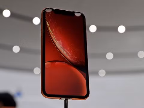 5. iPhone XR không có giắc cắm tai nghe. Đối với ai đang sử dụng phiên bản iPhone 7 trở đi, điều này sẽ không phải là vấn đề. Nhưng nếu bạn vẫn sử dụng một phiên bản iPhone cũ, đã đến lúc phải nói lời tạm biệt với giắc cắm tai nghe. iPhone XR không có giắc cắm tai nghe, nhưng máy được trang bị cổng Lightning. Và nếu bạn có tai nghe có dây tốt hơn, bạn có thể mua bộ chuyển đổi 10 USD từ Apple.
