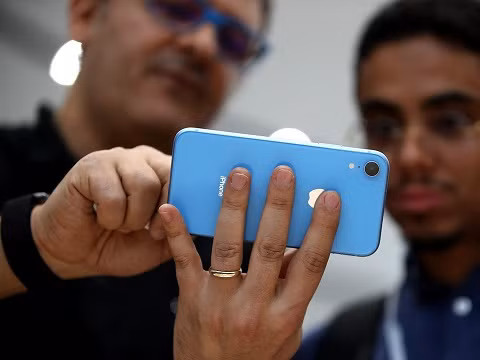 3. iPhone XR nặng hơn hầu hết iPhone cũ. iPhone XR nặng hơn đáng kể các iPhone cũ với 194g; iPhone 8 - 148 g; iPhone 7 - 138 g; iPhone 6S - 143 g; iPhone 6 - 129 g.