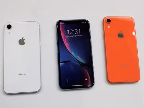 4. iPhone XR không có nút home hay cảm biến vân tay. Sự thay đổi lớn nhất đối với hầu hết người sử dụng iPhone cũ sẽ là thiếu đi nút home, cũng có nghĩa là không có cảm biến vân tay. Apple đã loại bỏ nút home trên iPhone X, và quyết định đó đã được áp dụng trên các iPhone 2018. Đối với bất cứ ai sử dụng iPhone cũ, bạn sẽ phải làm quen với các cử chỉ mới hoàn toàn, chẳng hạn như mở điện thoại hay di chuyển đến màn hình home bằng cách lướt từ dưới cùng màn hình lên, và một cách hoàn toàn mới mở khóa điện thoại: Face ID. Thay vì quét vân tay, giờ đây thiết bị của bạn sẽ quét khuôn mặt, dùng để mở khóa cũng như xác nhận danh tính trong khi sử dụng Apple Pay.