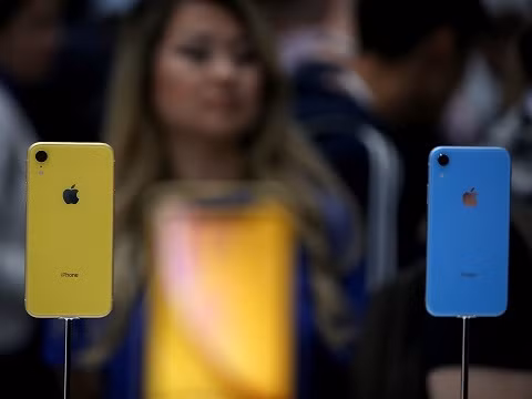 6. iPhone XR có sạc không dây. iPhone XR tích hợp sẵn sạc không dây. Điều này có lẽ sẽ không phải là tính năng thay đổi cuộc sống đối với hầu hết mọi người. Thay vì cắm dây điện vào điện thoại, bạn có thể đặt nó đế sạc và nó sẽ tự động sạc. Chỉ có một số iPhone cũ có sạc không dây đó là iPhone 8, iPhone 8 Plus, và iPhone X.