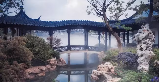 Được biết, căn biệt phủ này có 32 phòng ngủ hướng nam, 32 phòng tắm và 2.000 m² sân đình ở đằng trước và đằng sau tòa nhà.