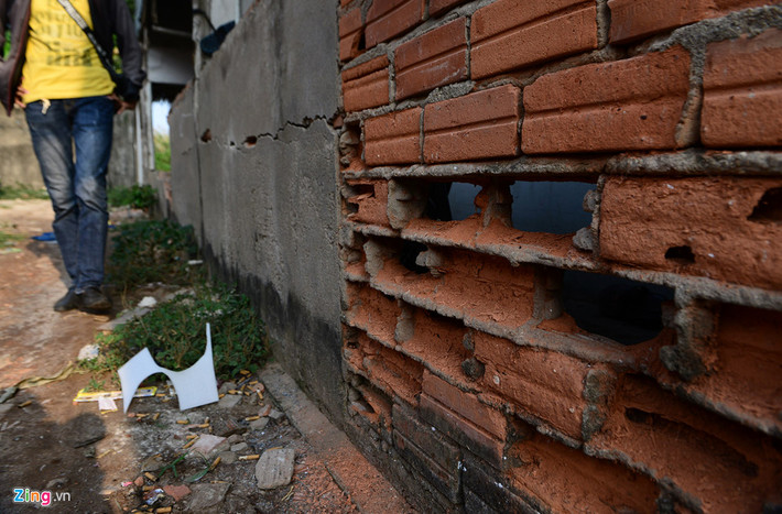 Nhiều ngôi nhà bị hư hỏng, xuống cấp nhưng 10 năm qua không được phép sửa chữa, xây mới. Ông Bùi Hòa An, Phó chủ tịch UBND huyện Nhà Bè, cho biết tình trạng dân cư ở đây trong nhiều năm qua cũng khó khăn nên huyện rất muốn giải quyết sớm. Tuy nhiên, giữa người dân và chủ đầu tư chưa có sự đồng thuận về giá đền bù, dù huyện đã tổ chức đối thoại. Mức giá người dân đưa ra là 15-20 triệu đồng/m2, nhưng chủ đầu tư không đồng ý mà chỉ đền bù 10 triệu/m2.