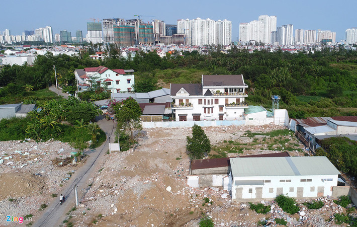 Theo bà Loan, hợp đồng ký kết với Sunny có điều khoản: Nếu đến tháng 10/2017, không giải tỏa xong dự án Phước Kiển thì đối tác Sunny sẽ lấy hết khu đất này, hoặc doanh nghiệp phải đền cho đối tác 100 triệu USD. Trong ảnh, có khá nhiều hộ dân đã đồng ý đền bù, doanh nghiệp này cho phá dỡ, san lấp tạo mặt bằng sạch.