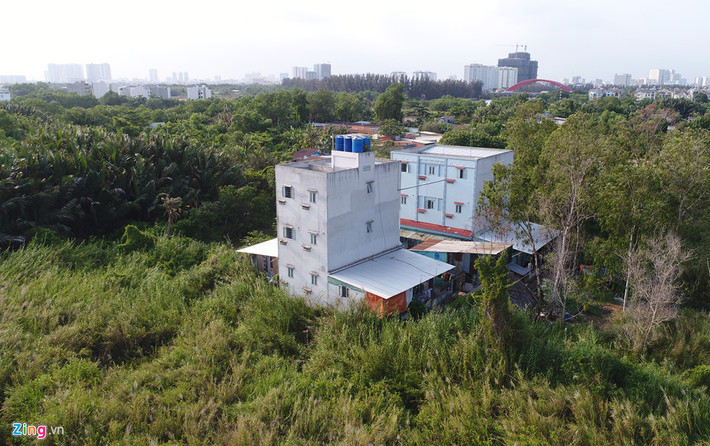 Bên cạnh đó là một số khu nhà trọ được xây còn khá mới, xung quanh cây cối, lau sậy um tùm. Bà Nguyễn Thị Như Loan, Chủ tịch HĐQT Quốc Cường Gia Lai, cho biết dự án đầu tư trên diện tích 92 ha và mới đền bù được hơn 90%.