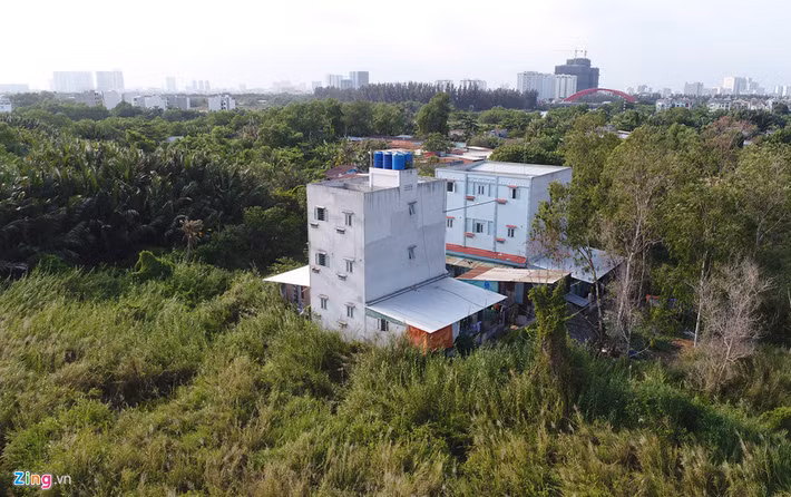 Bên cạnh đó là một số khu nhà trọ được xây còn khá mới, xung quanh cây cối, lau sậy um tùm. Bà Nguyễn Thị Như Loan, Chủ tịch HĐQT Quốc Cường Gia Lai, cho biết dự án đầu tư trên diện tích 92 ha và mới đền bù được hơn 90%.