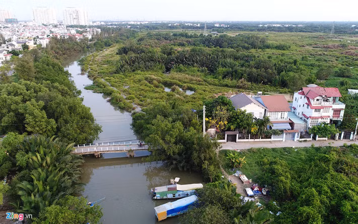 Cây cầu bắc qua con rạch nhỏ là lối ra vào duy nhất của những hộ dân sinh sống trong khu đất này. Ngay đầu đường hiện có 5 căn nhà khang trang, diện tích lớn.