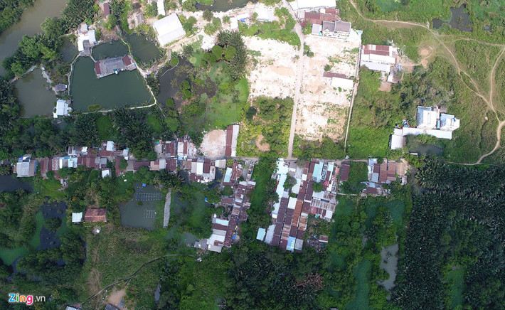 Tuy nhiên, vào bên trong khu đất là những dãy nhà cấp 4, vách tôn khá lụp xụp nằm san sát nhau. Hiện tại, doanh nghiệp của Cường "Đô La" đang ở thế khó trong dự án này khi người dân đòi giá đền bù cao hơn.