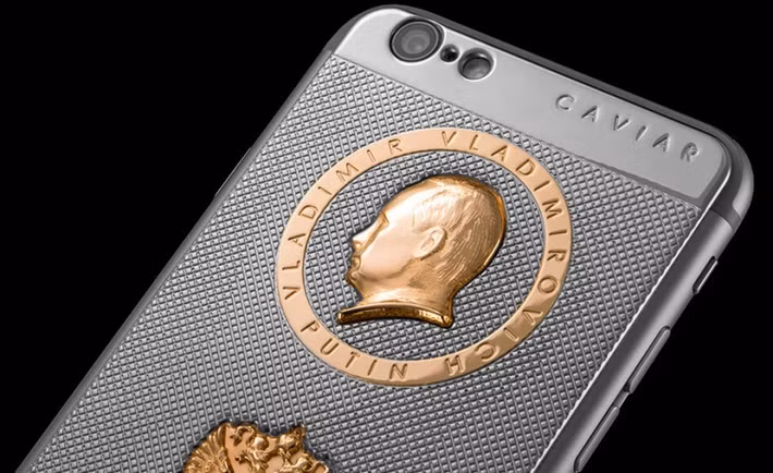  2. Iphone 6 Caviar Ti Gold Supremo Putin "Anniversario Edizione 63": “Lãnh đạo vinh quang” của Nga, Vladimir Putin đã được khắc chân dung trên những chiếc iPhone 6 phiên bản giới hạn của hãng trang sức Caviar của Nga vào năm 2015. Giá thấp nhất của chiếc điện thoại này là 3.193 USD (khoảng 70 triệu). Chiếc điện thoại được tung ra nhân kỷ niệm sinh nhật lần thứ 63 của ông Putin và cũng chỉ giới hạn trong 63 chiếc.