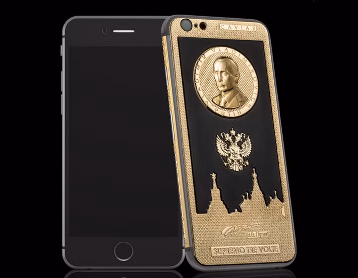  3. iPhone 6s Caviar Supremo Putin Tre Volte: Mẫu iPhone này có phần lưng được làm bằng titan, vàng và titanium. Trang trí của nó bao gồm một bức ảnh chân dung của Tổng thống Liên bang Nga Vladimir Putin cùng với chữ ký của ông, hình ảnh điện Kremlin kết hợp với hình ảnh của nhà thờ St.Basil. Nó có giá 197.000 rúp (gần 80 triệu đồng) và chỉ được sản xuất giới hạn 99 chiếc. Nó được tung ra nhân dịp Tổng thống Vladimir Putin được tạp chí Forbes vinh danh lần thứ 3 là người có ảnh hưởng nhất thế giới vào cuối 2015.
