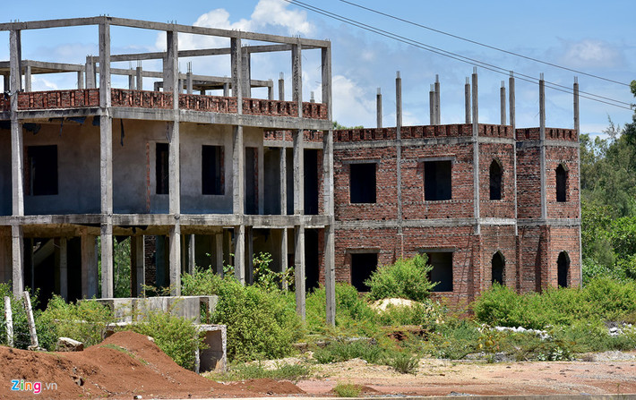 Trung tâm khách sạn, nhà hàng, khu vui chơi giải trí TP Vạn Tường do Công ty TNHH Vạn Năm đầu tư bỏ hoang nhiều năm qua. Lãnh đạo Ban quản lý Khu kinh tế Dung Quất lý giải nguyên nhân khiến hàng loạt công trình bỏ hoang tại khu đô thị Vạn Tường là do nhiều doanh nghiệp phá sản, thua lỗ; nhu cầu thị trường thấp nên doanh nghiệp dừng xây dựng.