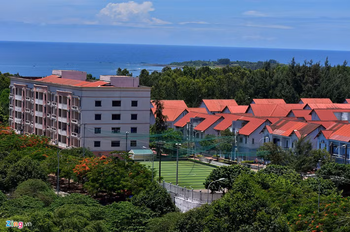 Khu đô thị Vạn Tường từng được kỳ vọng là khu trung tâm dịch vụ, tài chính thương mại và du lịch vùng phía Đông Bắc tỉnh Quảng Ngãi và khu vực miền Trung; là đô thị kết hợp các khu sinh thái bảo tồn thiên nhiên; là khu dân cư, chuyên gia phục vụ Khu kinh tế Dung Quất.