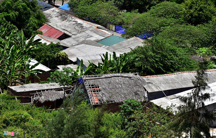 Nhiều ngôi nhà, hàng quán tạm bợ. Bà Hà Thị Anh Thư, Bí thư Huyện ủy Bình Sơn, cho hay khi thành lập Vạn Tường, cơ quan chức năng chưa tính tới quy mô dân số đô thị (theo Nghị định 42/2009 là tối thiểu phải đạt 4.000 người). "Khu đô thị nằm trong Khu kinh tế Dung Quất với hàng loạt nhà máy, xí nghiệp liệu có đảm bảo an ninh, an toàn, môi trường... Nếu chuyển bộ máy trung tâm hành chính huyện Bình Sơn về đây cần phải nghiên cứu, tính toán kỹ", bà Thư nói.