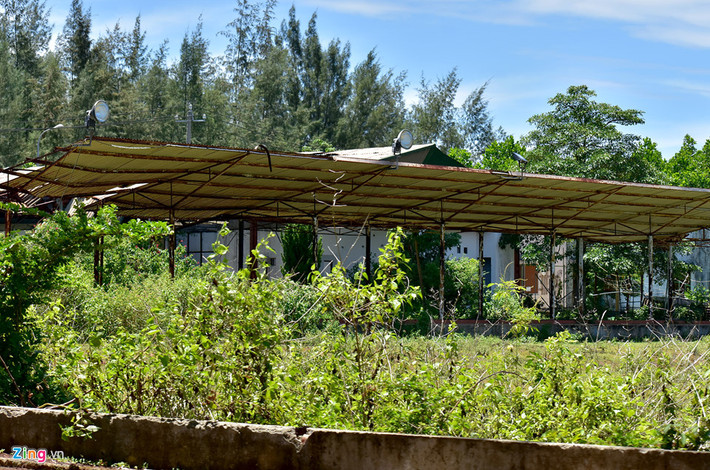 Trung tâm vui chơi giải trí cho cán bộ, công nhân viên nhà máy đóng tàu Dung Quất từng ngày mục nát giữa khu đô thị. Nhiều năm qua, Ban quản lý Khu kinh tế Dung Quất nỗ lực thu hút các nhà đầu tư để giới thiệu, chuyển giao các dự án dở dang nhưng chưa chuyển biến.