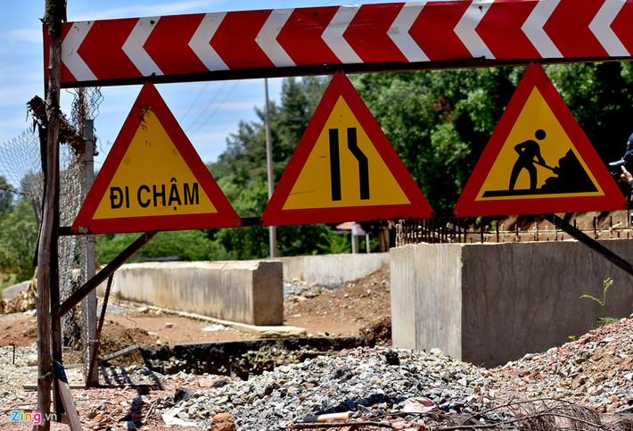 Hạ tầng đầu tư dở dang gây cảnh nhếch nhác. Ngày 20/6/2016, Thường trực Tỉnh ủy Quảng Ngãi đồng ý giao UBND huyện Bình Sơn và Khu kinh tế Dung Quất lập Đề án nghiên cứu hình thành Trung tâm Chính trị - Hành chính huyện Bình Sơn tại khu đô thị mới Vạn Tường. Sau hai năm nghiên cứu, đến nay đề án này lại "dậm chân tại chỗ".