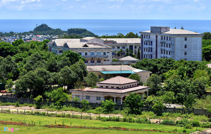 Lãnh đạo các xã khu Đông, huyện Bình Sơn cho rằng Bệnh viện Dung Quất được Nhà nước đầu tư hàng trăm tỷ đồng nhưng thiết bị y tế thiếu đồng bộ, chưa thu hút được đội ngũ y, bác sĩ giỏi về làm việc. "Mỗi lần đau ốm, chúng tôi phải vượt đường xa từ 40 km đến hơn 100 km đến khám chữa bệnh ở Bệnh viện đa khoa Quảng Ngãi hoặc ra Quảng Nam, Đà Nẵng", bà Trần Thu Hằng (ngụ xã Bình Hải, huyện Bình Sơn) phàn nàn.