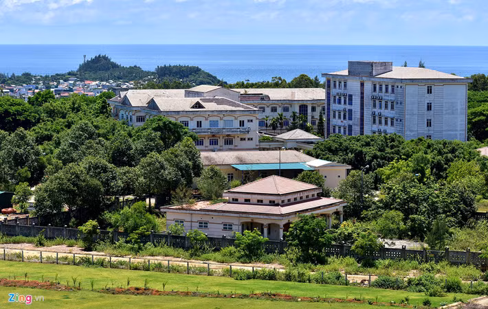 Lãnh đạo các xã khu Đông, huyện Bình Sơn cho rằng Bệnh viện Dung Quất được Nhà nước đầu tư hàng trăm tỷ đồng nhưng thiết bị y tế thiếu đồng bộ, chưa thu hút được đội ngũ y, bác sĩ giỏi về làm việc. "Mỗi lần đau ốm, chúng tôi phải vượt đường xa từ 40 km đến hơn 100 km đến khám chữa bệnh ở Bệnh viện đa khoa Quảng Ngãi hoặc ra Quảng Nam, Đà Nẵng", bà Trần Thu Hằng (ngụ xã Bình Hải, huyện Bình Sơn) phàn nàn.