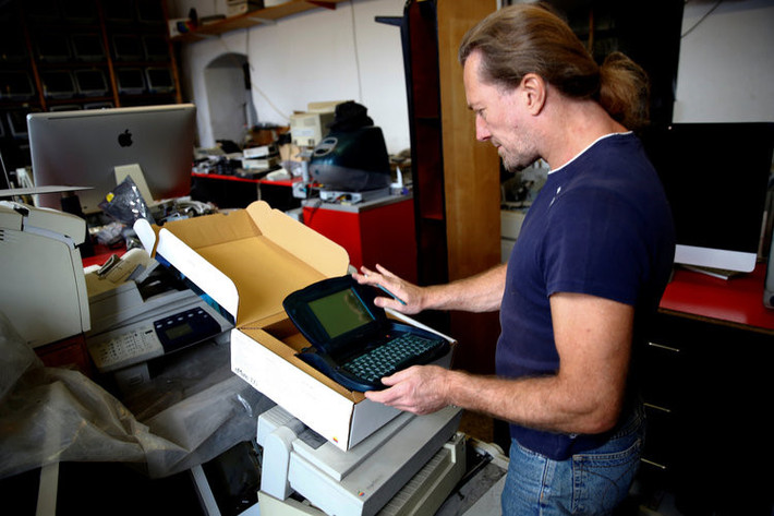 Còn đây là eMate 300, hình mẫu đầu tiên của chiếc Macbook sau này.