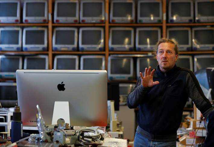 Roland Borsky bắt đầu làm việc cho một công ty sửa chữa thiết bị Apple tại Vienna, Áo từ năm 1980. Hiện tại, bộ sưu tập hàng Apple tại nhà anh đã lên đến con số 1.100 thiết bị, nhiều hơn cả số món đồ ở Bảo tàng Apple tại Prague, Cộng hòa Czech, nơi được xem là bảo tàng Táo khuyết lớn nhất thế giới.