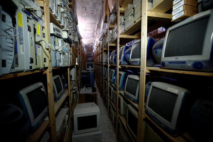 Phía sau văn phòng làm việc cũng được Borsky tận dụng làm nơi lưu trữ.