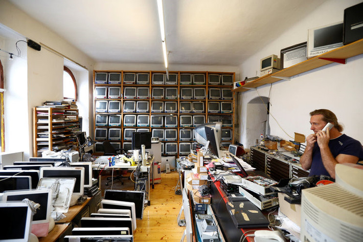 Borsky hiện rơi vào hoàn cảnh khó khăn với số nợ khoảng 20.000 đến 30.000 USD (699 triệu đồng). Anh hy vọng ai đó sẽ mua lại bộ sưu tập của mình và mang đi trưng bày.