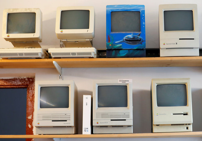 Những chiếc Macintosh SE đặt trên kệ. Sản phẩm được Apple bán ra trên thị trường từ tháng 3/1987 đến tháng 10/1990.