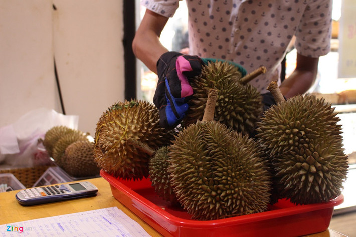 "Mặc dù cùng một mô hình là sầu riêng ăn trả hạt, nhưng chúng tôi muốn nó phù hợp với phong cách của người dân TP.HCM. Việc trưng bày cũng phải gọn gàng, sạch sẽ sao cho mọi người dễ lựa chọn. Vì vậy, chúng tôi đặt sầu riêng lên khay thành từng gian đàng hoàng, khách chỉ việc lựa chọn, mang cân rồi tính tiền chứ không phải chất đống như tại vườn", anh Long nói.
