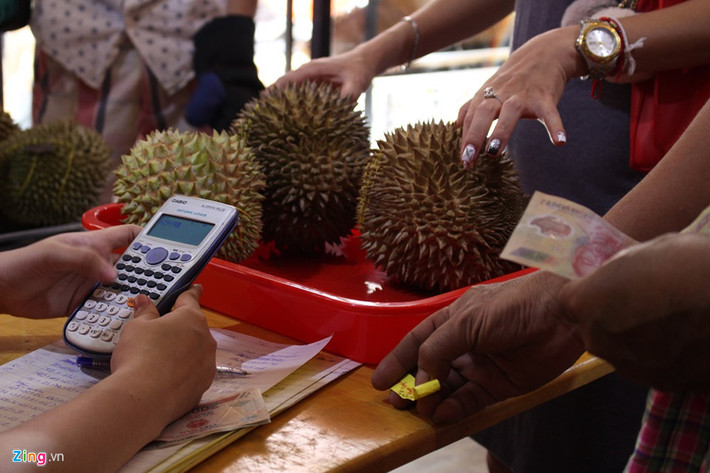 Mỗi ngày cửa hàng bán bình quân hơn 500 kg sầu riêng. Chủ cửa hàng cho rằng, trước mắt nơi này vẫn "ăn theo" hình thức kinh doanh ăn sầu riêng trả hạt đang hot gần đây. Anh muốn duy trì hoạt động ít nhất vài tháng, trong thời gian sầu riêng tại nhà vườn đang chín rộ, nhưng cũng muốn tìm thêm những mối mới để phục vụ nhu cầu quanh năm của thực khách ở TP.HCM.